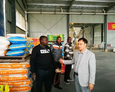 Mae cwsmeriaid Africanaidd yn ymweld â gweithgynhyrchion bwyd Parkson